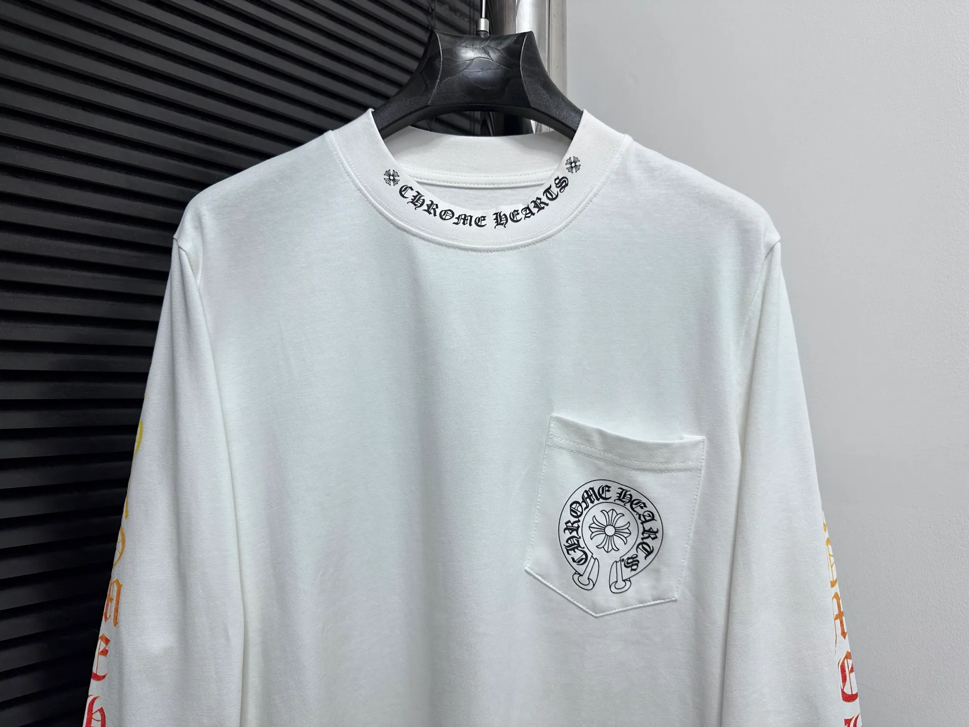 🅿️230 [Come Hearts] Crow Heart Graffiti Letters Limited Sanskrit Printed Long Sleeves, High Weight Threads on Collar and Cuffs, Custom Weaved and Dyed 280g Double Yarn Pure Cotton Fabric, Washed Anti-Counterfeiting Tags and other auxiliary labels are all correct versions, super conspicuous, super pretty, super stylish, same style for men and women! The overall upper body highlights fashion and individuality, and when worn together by a couple, it is a recommended T-shirt by the Street Ace!! Same style for men and women Size: XS-L
